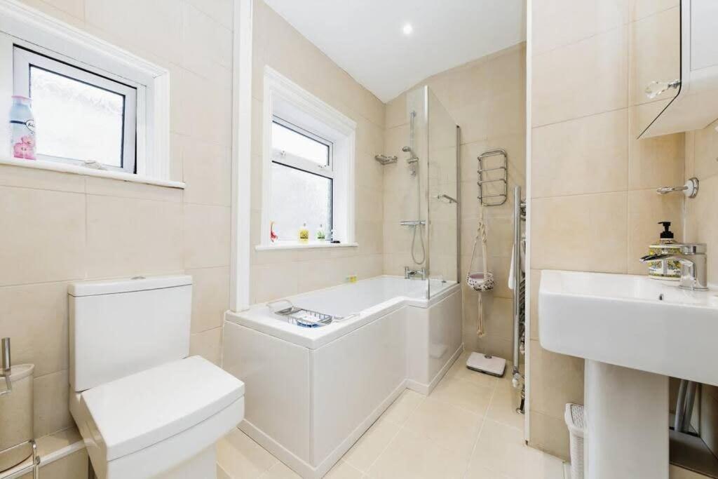Your Chic 3Br Home Comfort And Style In Londra Esterno foto